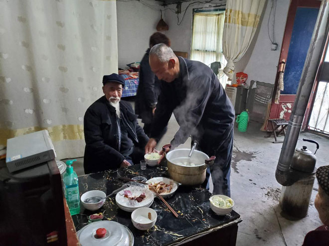魏兴岭经常亲自下厨，给老人做饭。.jpg