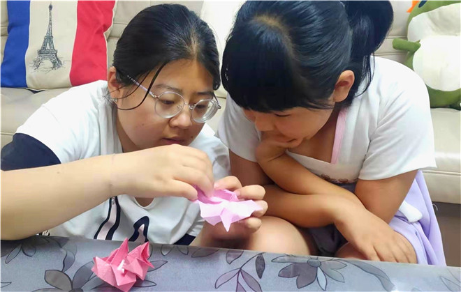 2姐妹俩学习折纸.jpg