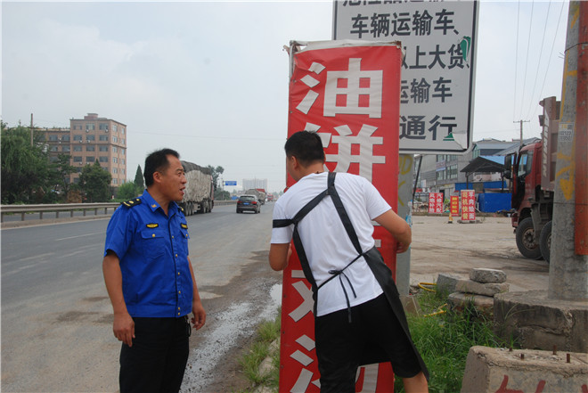红花镇执法中队负责人乔峰（左一） (1).jpg