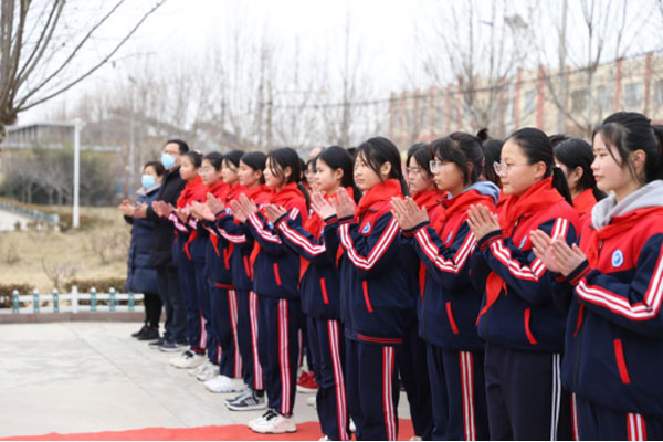 230209沂南县在大庄镇杨坡中学、中心校举行孔子雕像落成仪式111.jpg