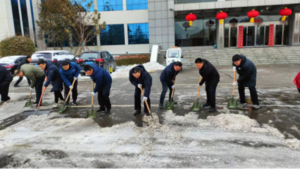 临沂高新区应急局党员带头铲冰除雪应急处置保畅通