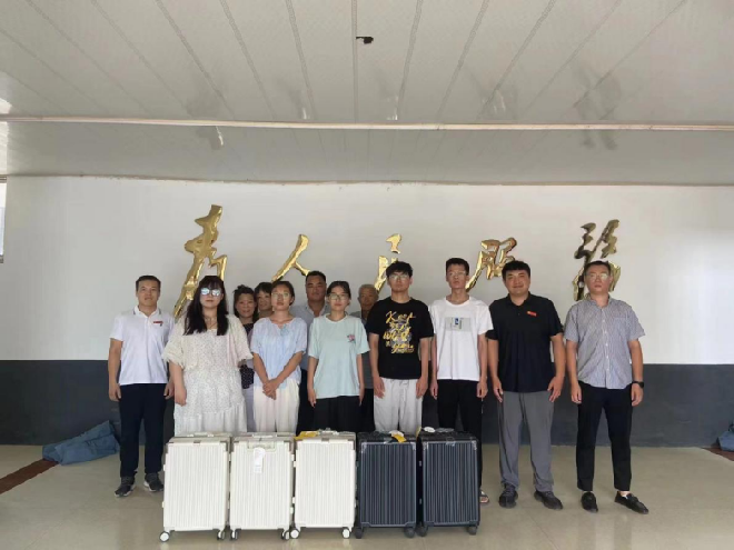 初秋助学润桑梓 热望化风举鲲鹏16.png