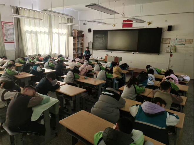 课桌旁的午休，藏着童年的温柔