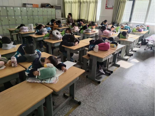 课桌旁的午休，藏着童年的温柔593_副本.png