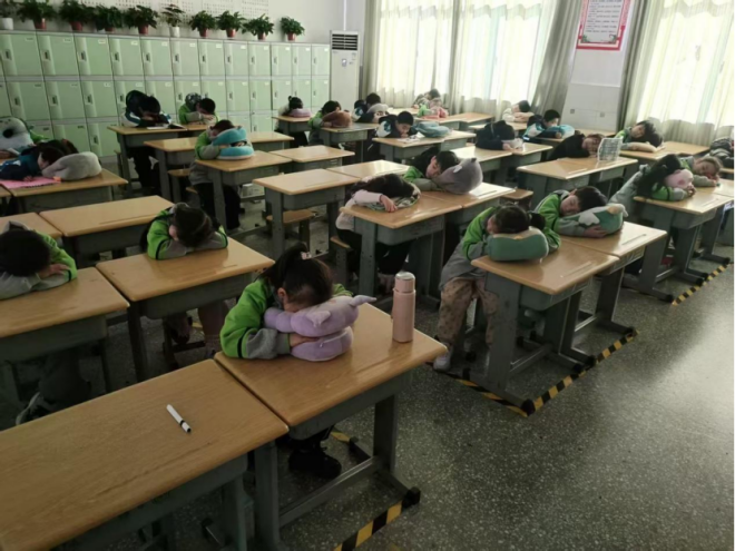 课桌旁的午休，藏着童年的温柔595_副本.png