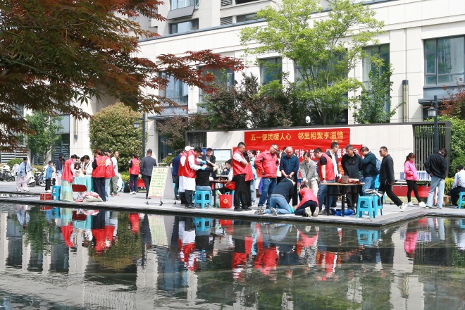致敬劳动者 共建文明家！辰坤心筑便民集市烟火气暖人心