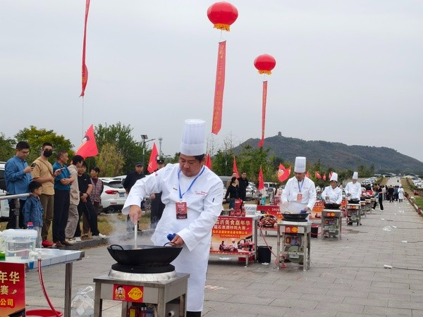 影视遇见烟火 美食赋能乡村｜临沂市2026美食嘉年华“伊力特”杯炒鸡大赛于莒南石泉湖开赛 第 4 张