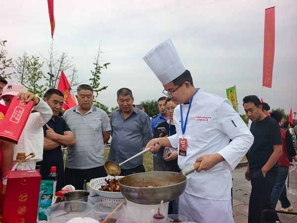 影视遇见烟火 美食赋能乡村｜临沂市2026美食嘉年华“伊力特”杯炒鸡大赛于莒南石泉湖开赛 第 5 张